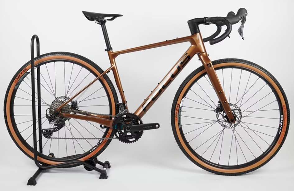 Focus Atlas 8.7 Carbon goldbrown 2023