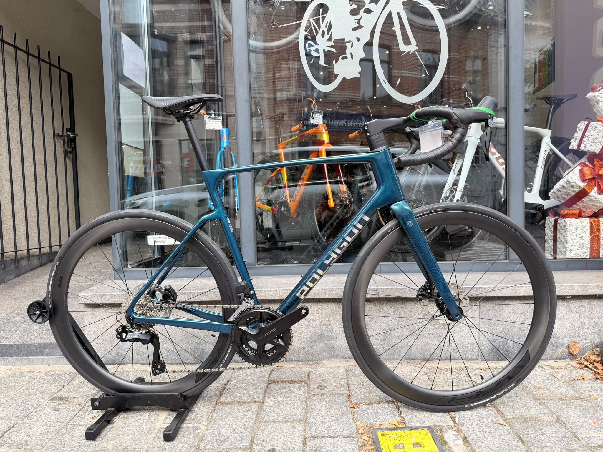 Polygon strattos C7 disc 105 di2 2x12 + carbon wheels 2026