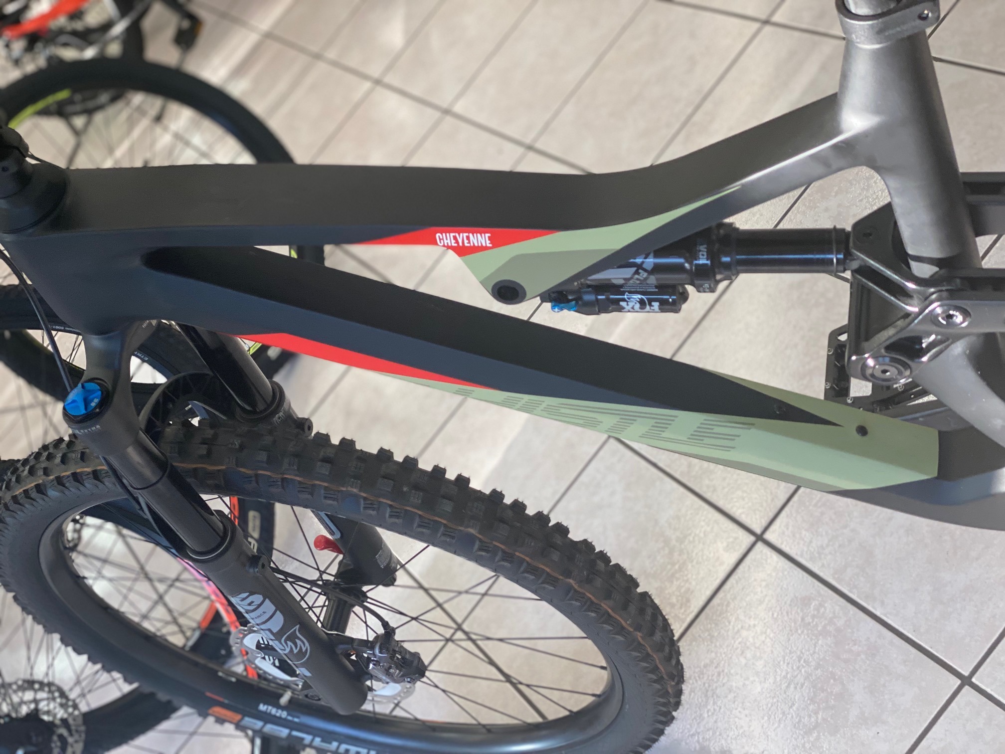 Whistle CHEYENNE ENDURO 29" 12V 2024