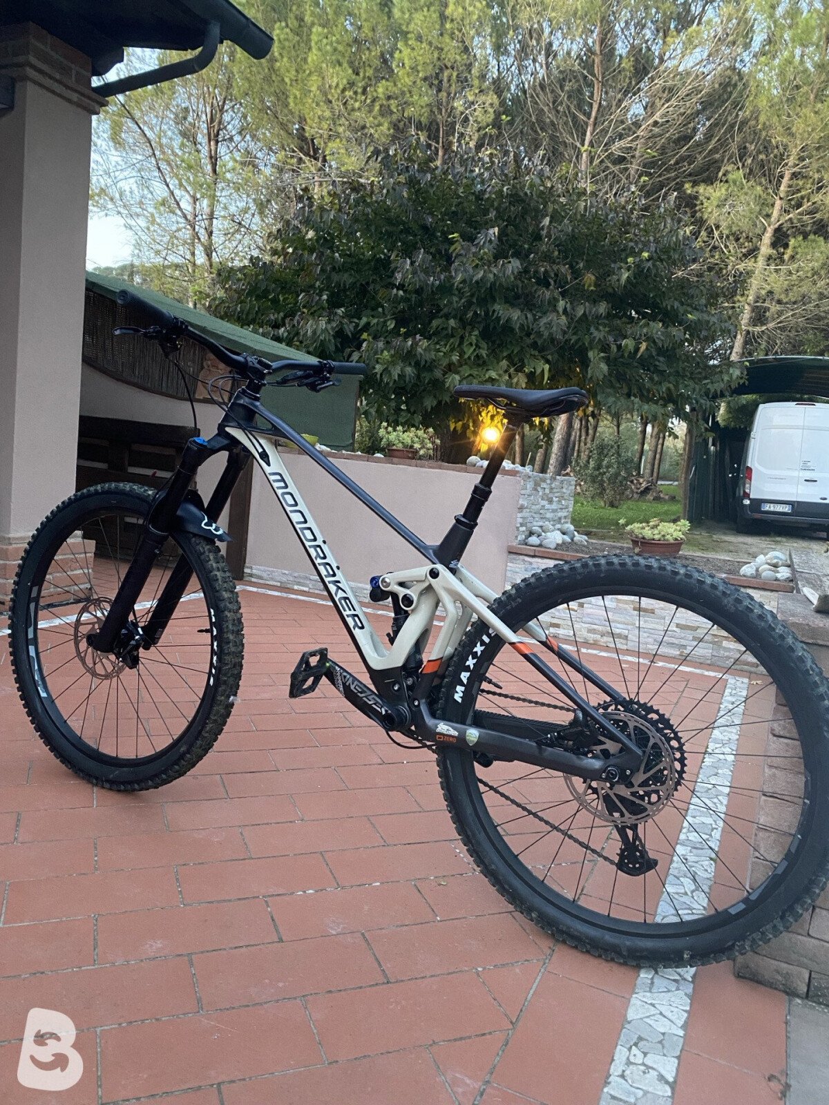 Mondraker Superfoxy Carbon R 2024