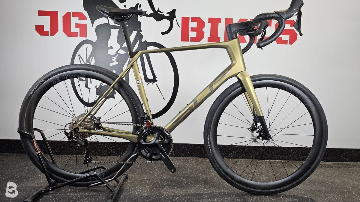 Superior x-road team elite se disc + carbon wheels 2024