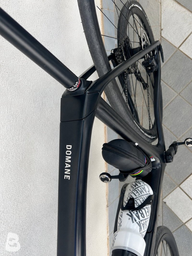 Trek Domane SL6 Gen 4 – Shimano 105 Di2 – cockpit Deda carbonio integrato 2023