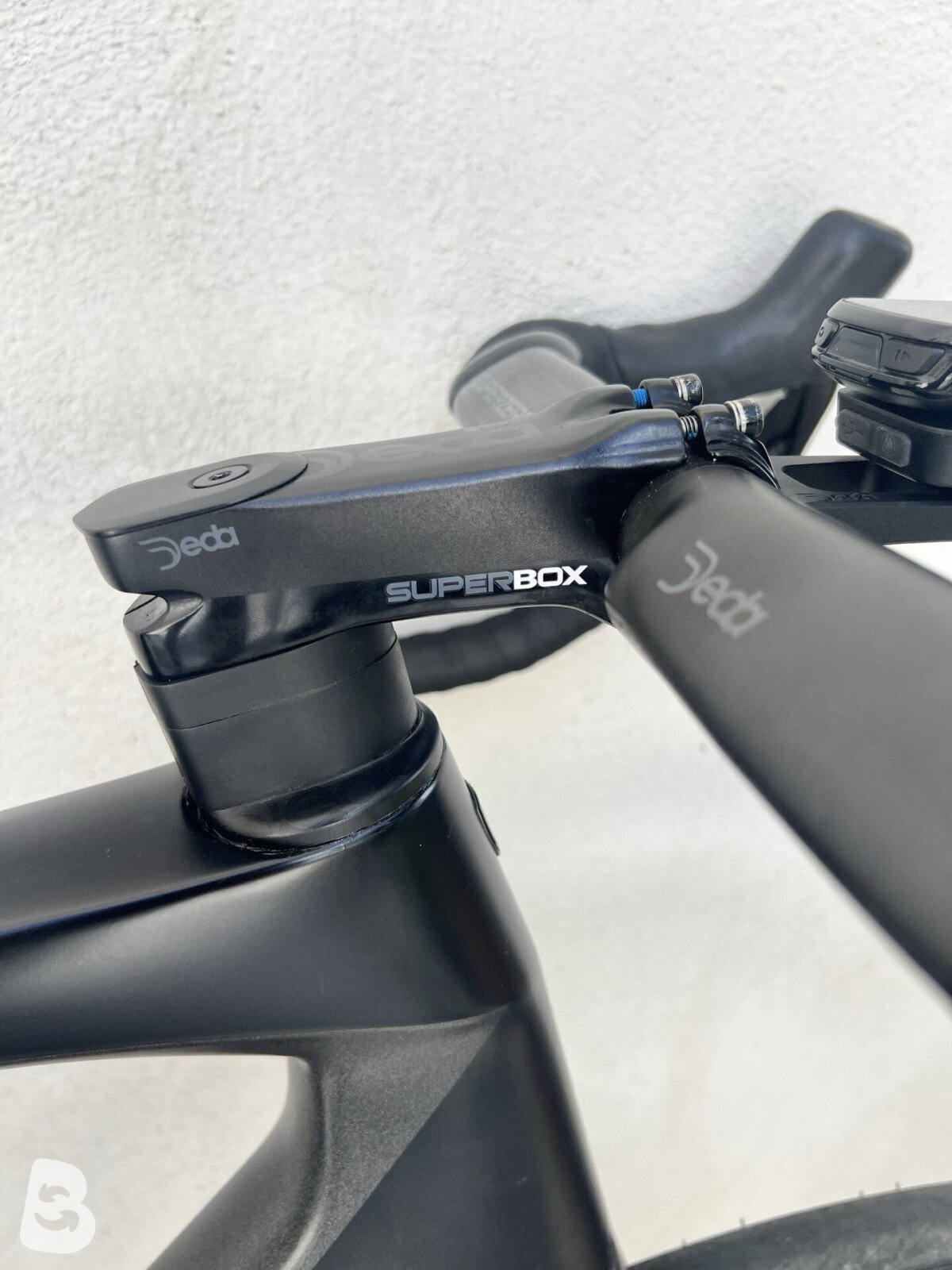 Trek Domane SL6 Gen 4 – Shimano 105 Di2 – cockpit Deda carbonio integrato 2023