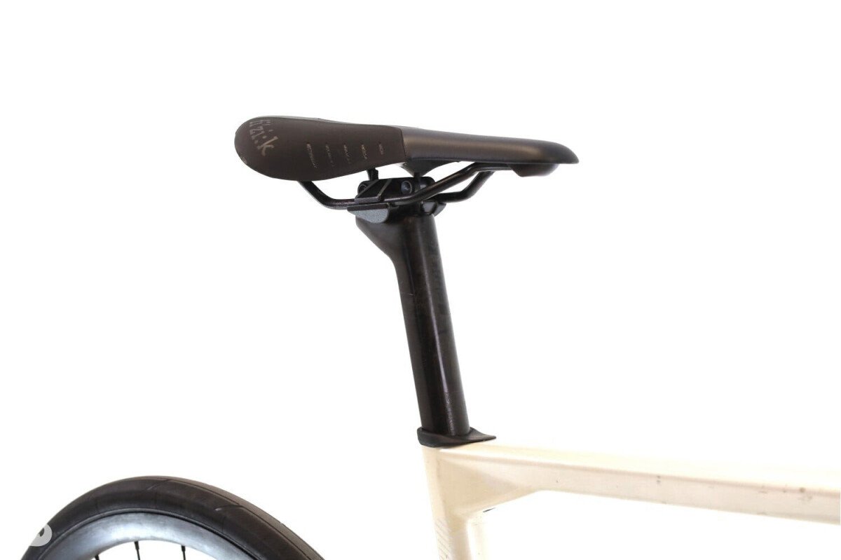 BMC Roadmachine Three Di2 12V 2024
