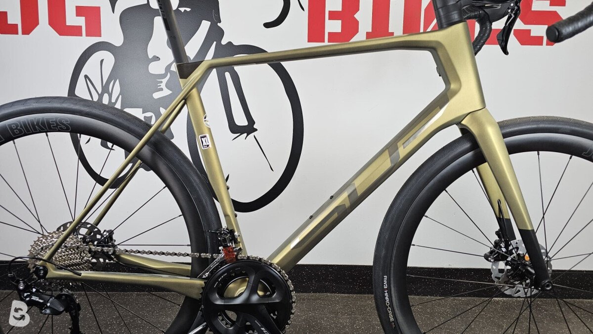 Superior x-road team elite se disc + carbon wheels 2024