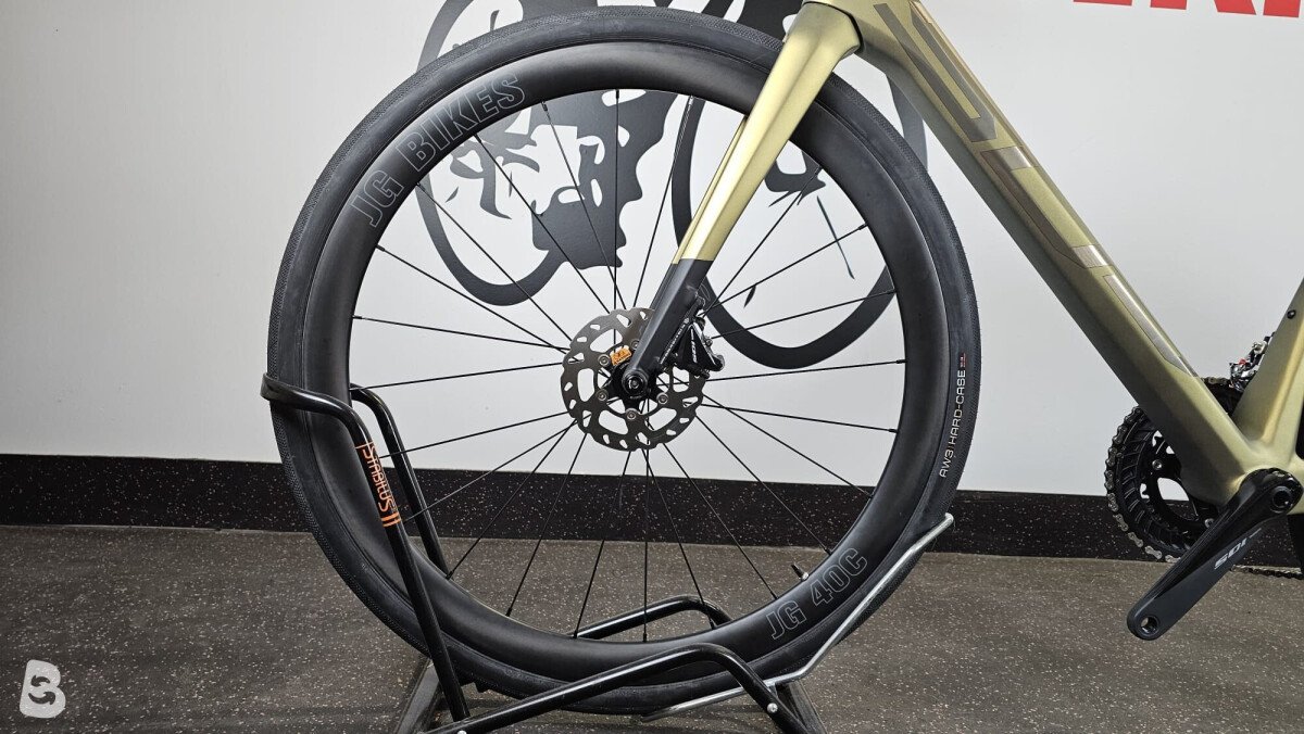 Superior x-road team elite se disc + carbon wheels 2024