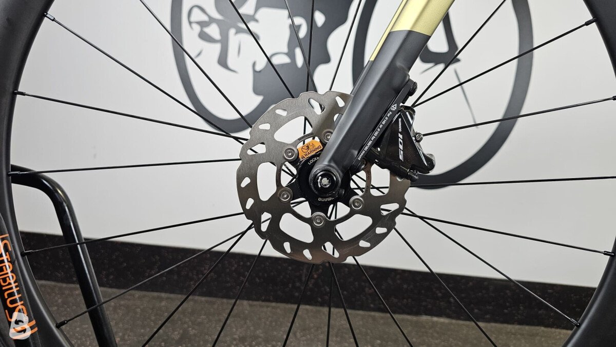 Superior x-road team elite se disc + carbon wheels 2024