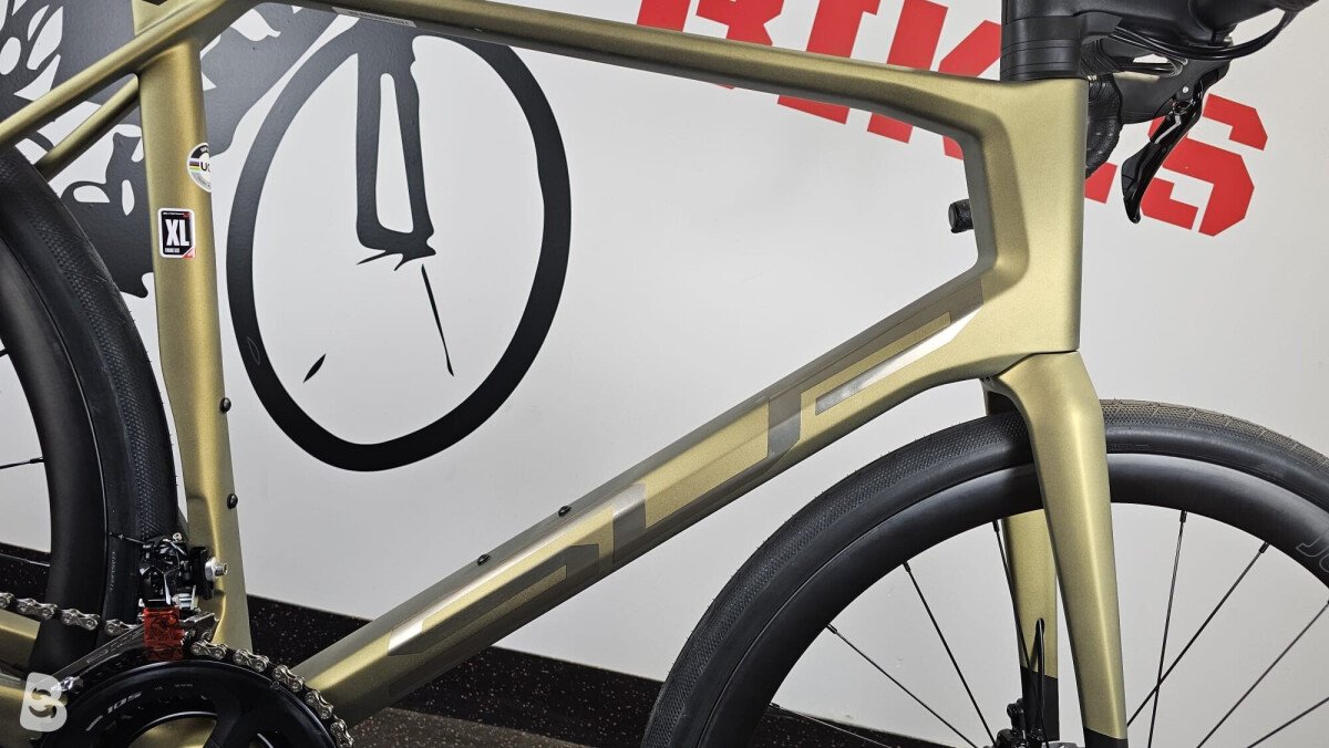 Superior x-road team elite se disc + carbon wheels 2024