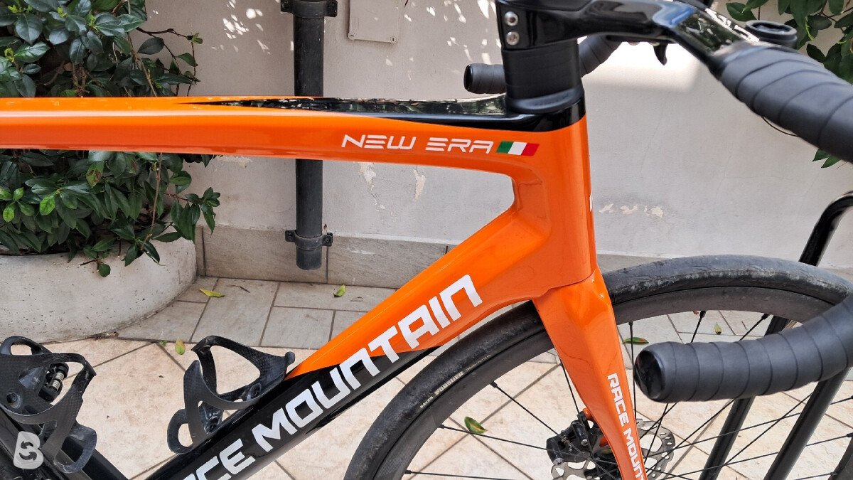 RACE MOUNTAIN New Era 2025