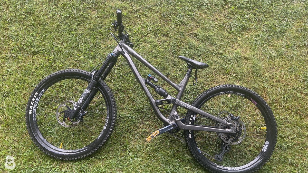 Commencal Clash Essential 2024