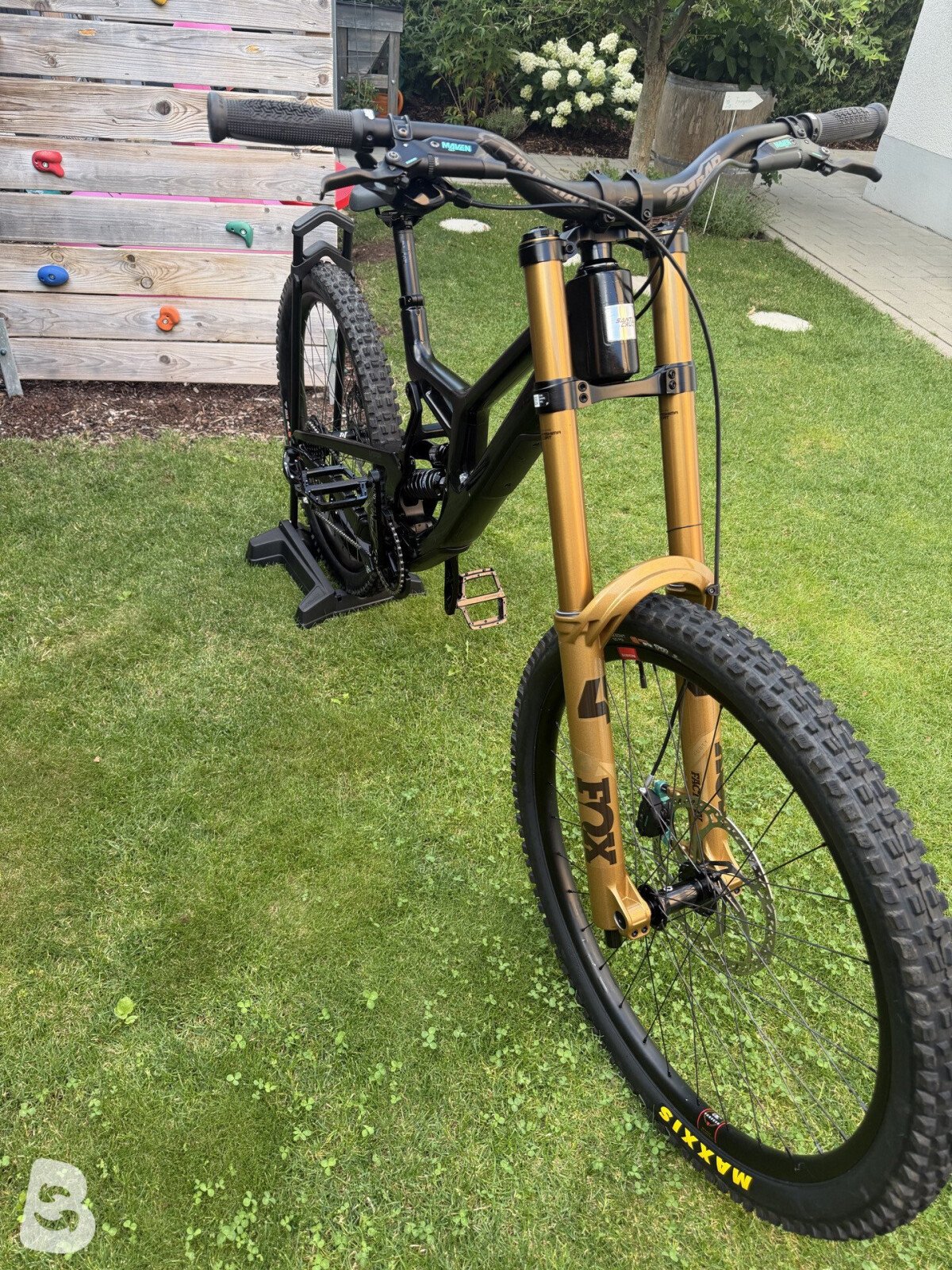 Santa Cruz V10 2025