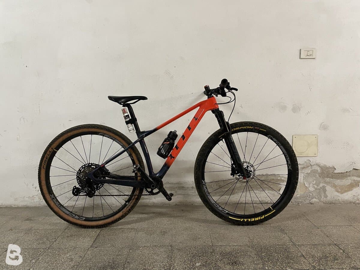 Rebel Carbon Assemblata 2024