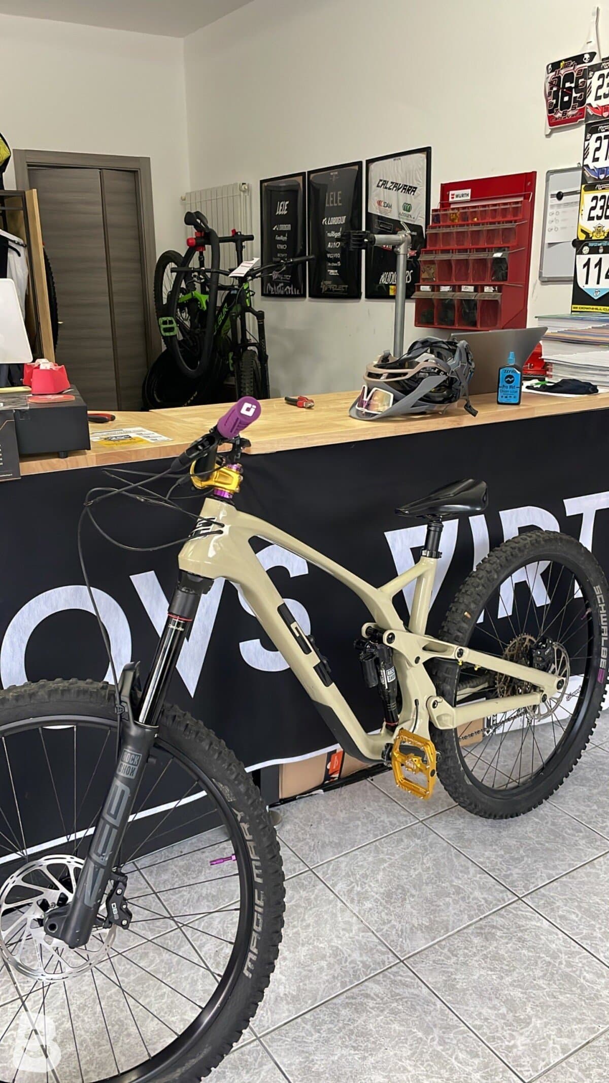 GT Force Carbon Elite 2022