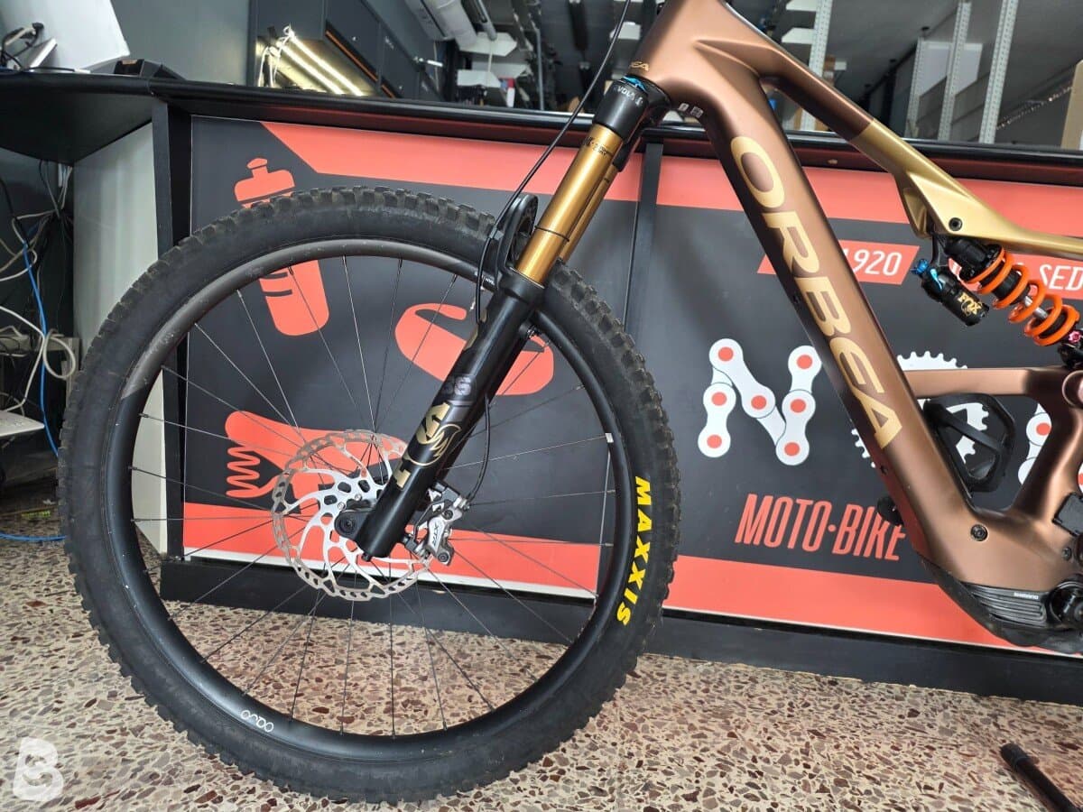 Orbea Rise LT ltd Carbon Top di Gamma Kashiama -XTR 2025