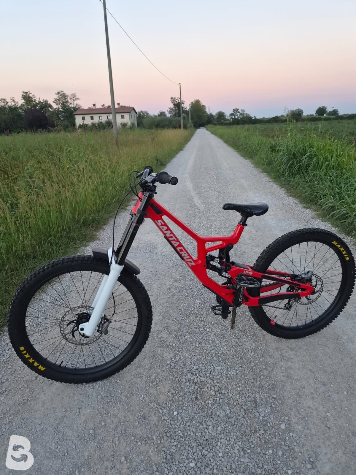 Santa Cruz V10 2024