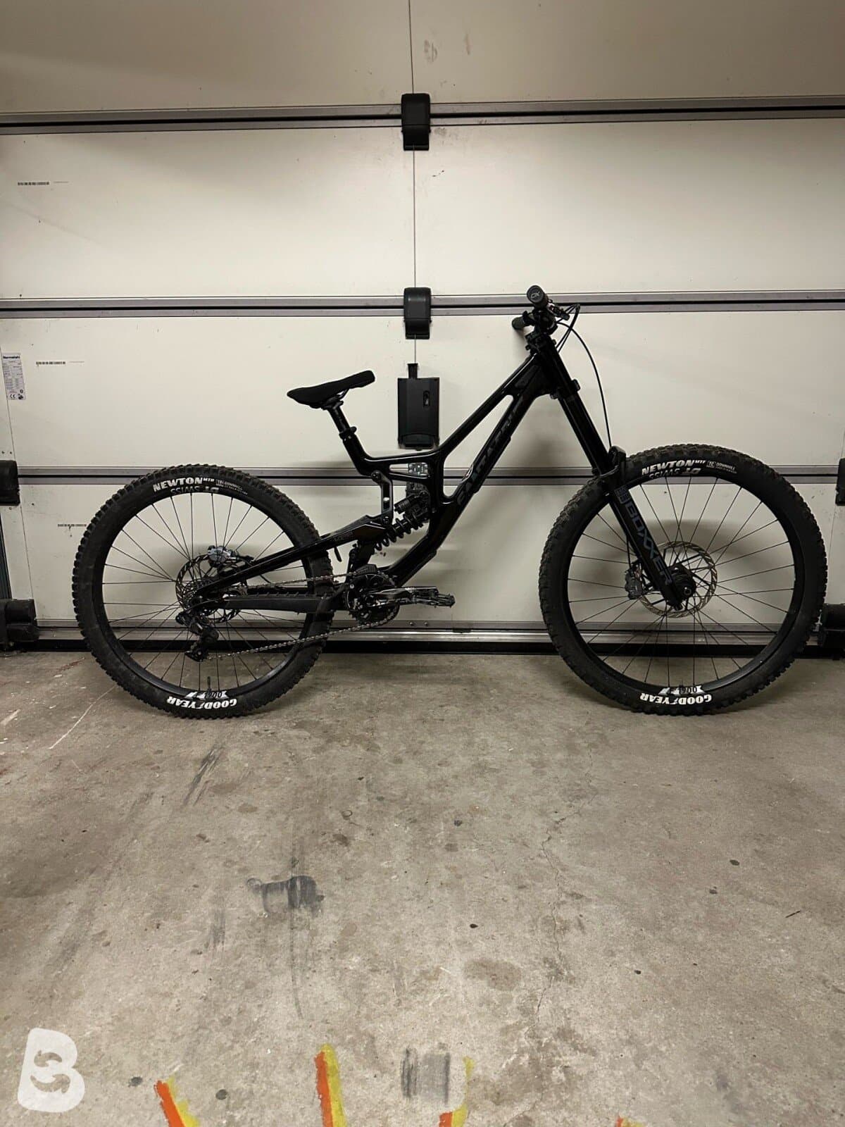 Santa Cruz V10 2025