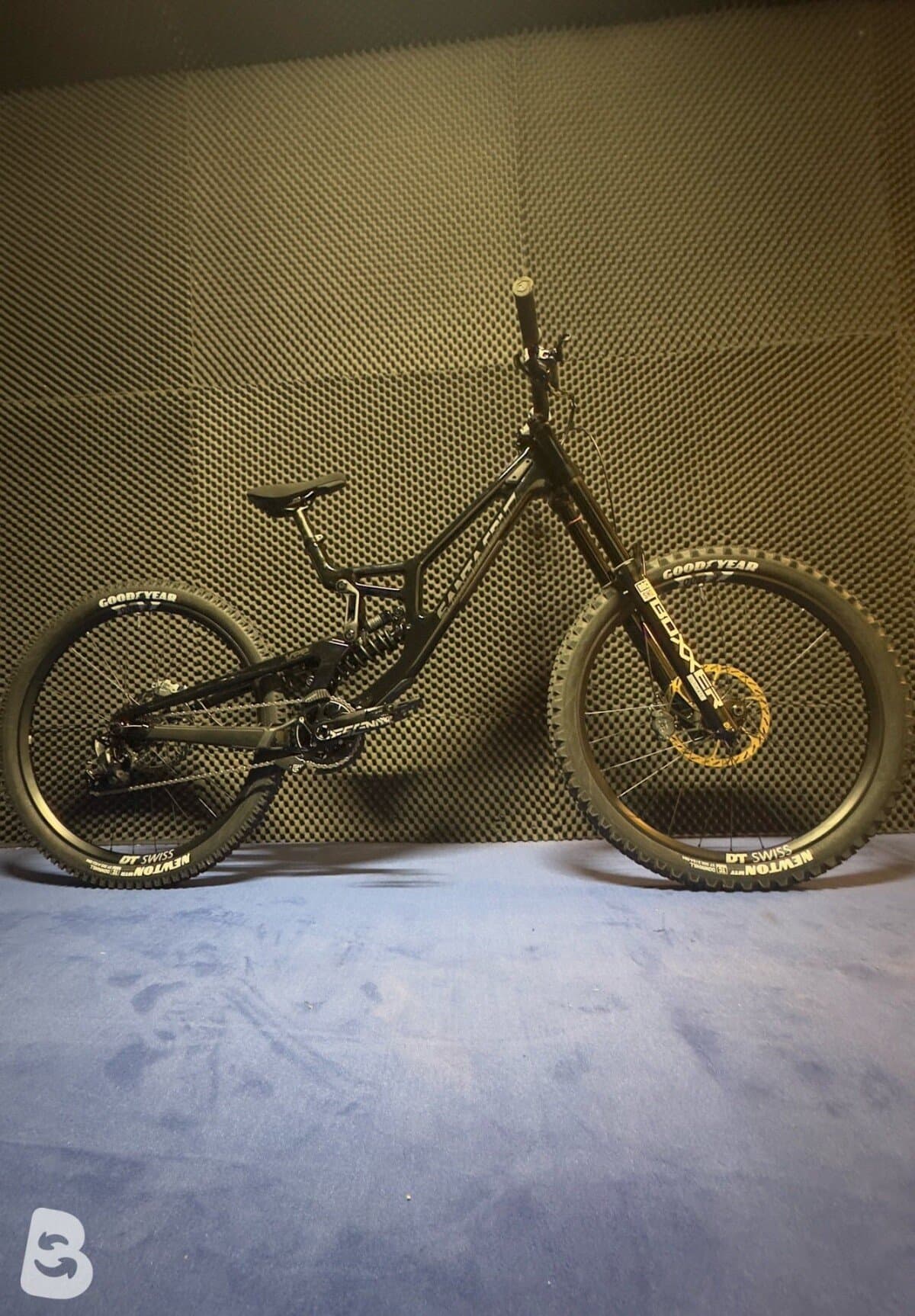 Santa Cruz V10 2025