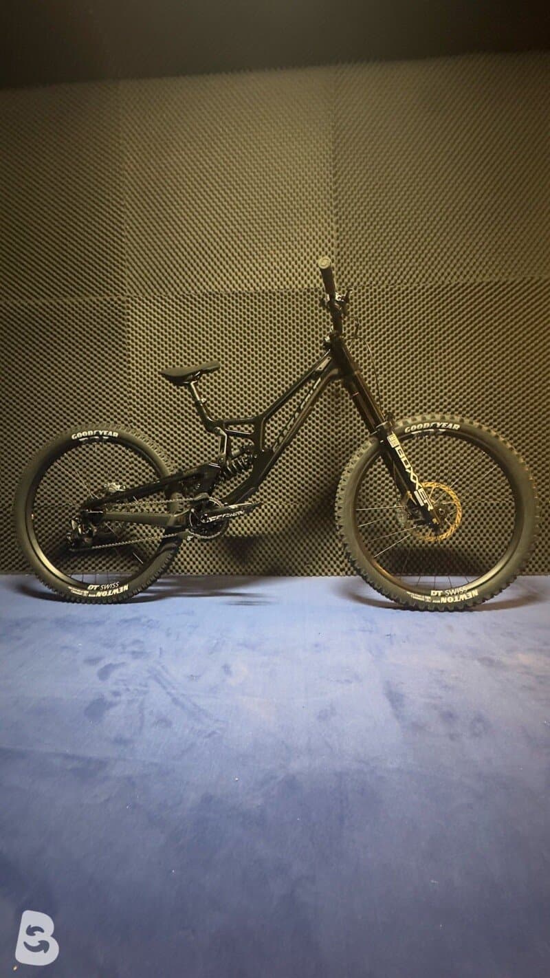 Santa Cruz V10 2025