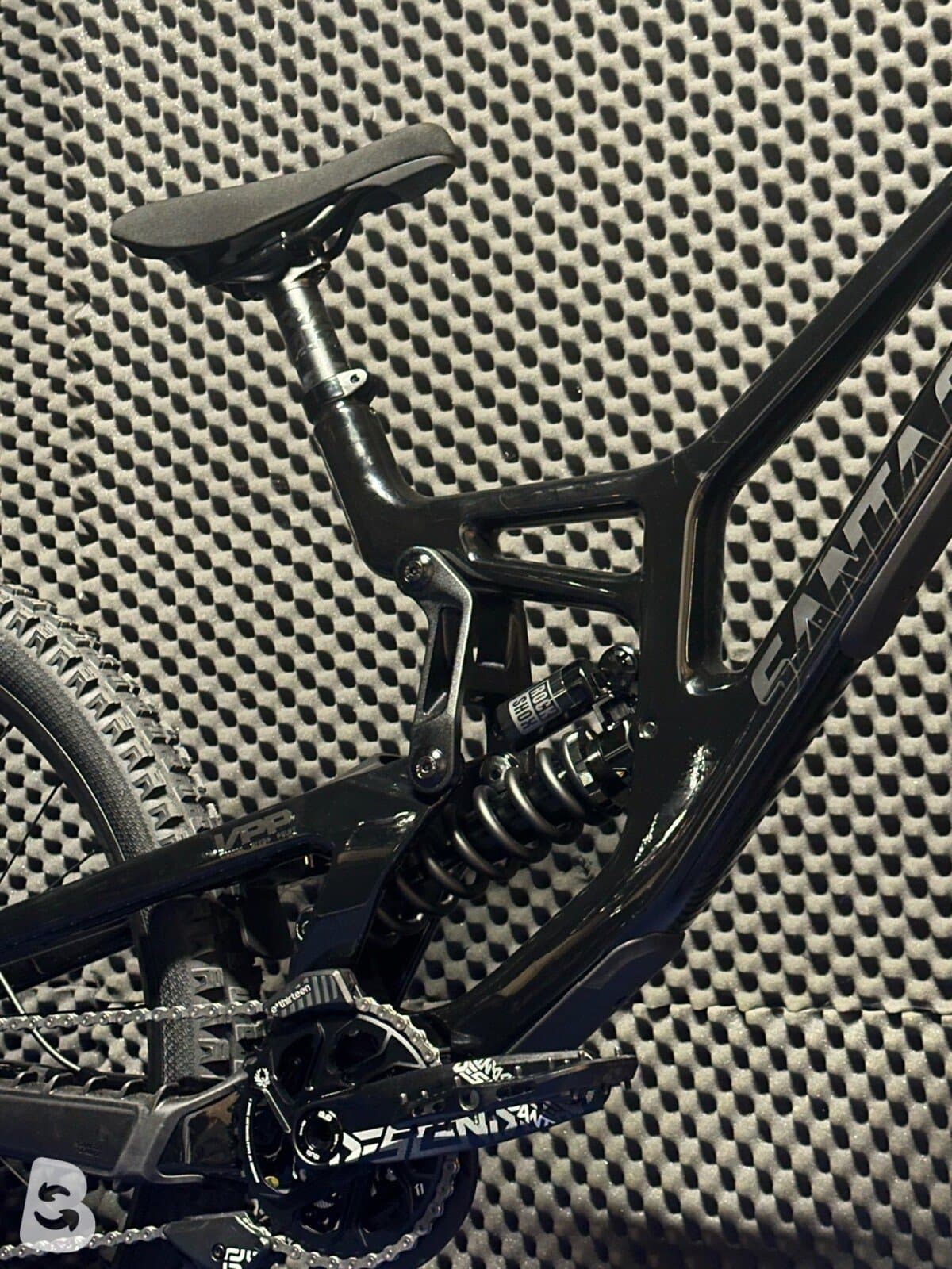Santa Cruz V10 2025