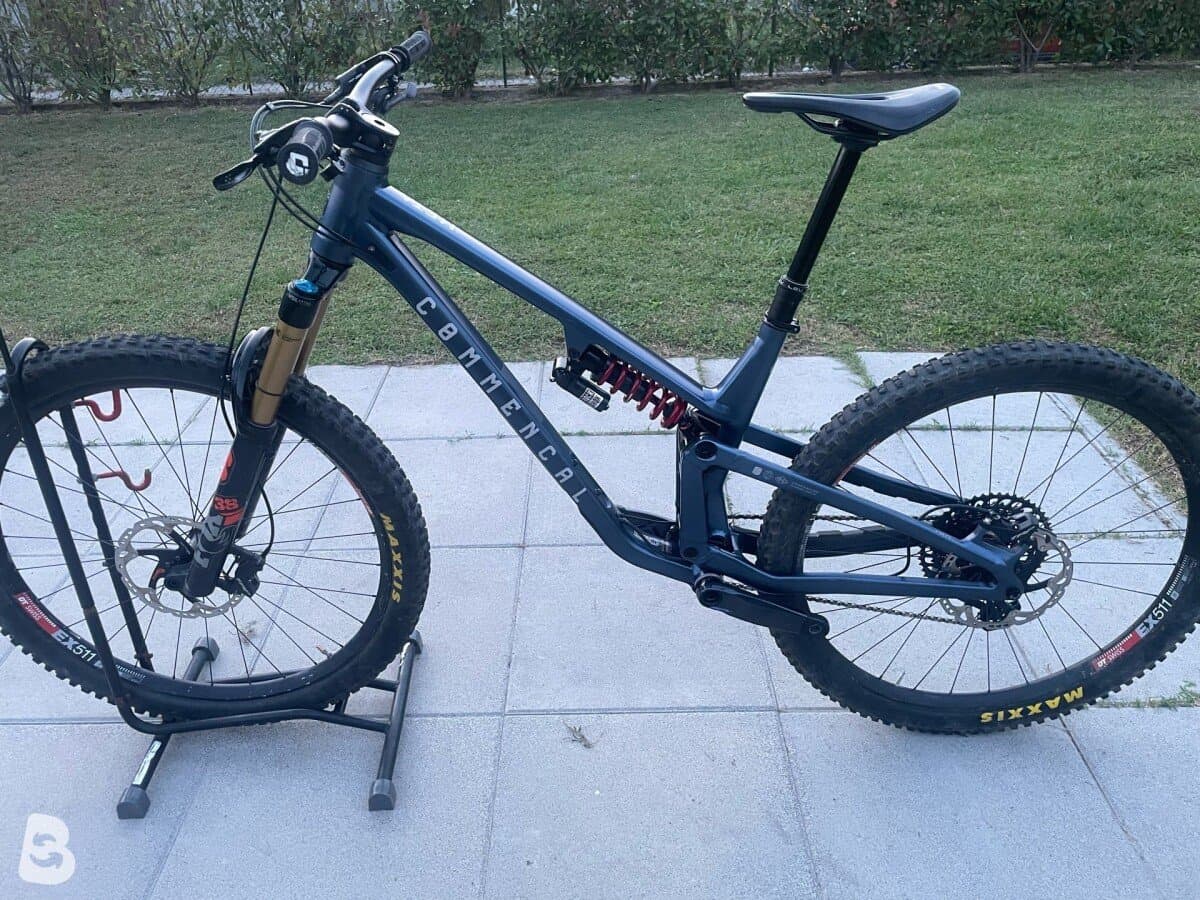 Commencal META V5 RACE 2023