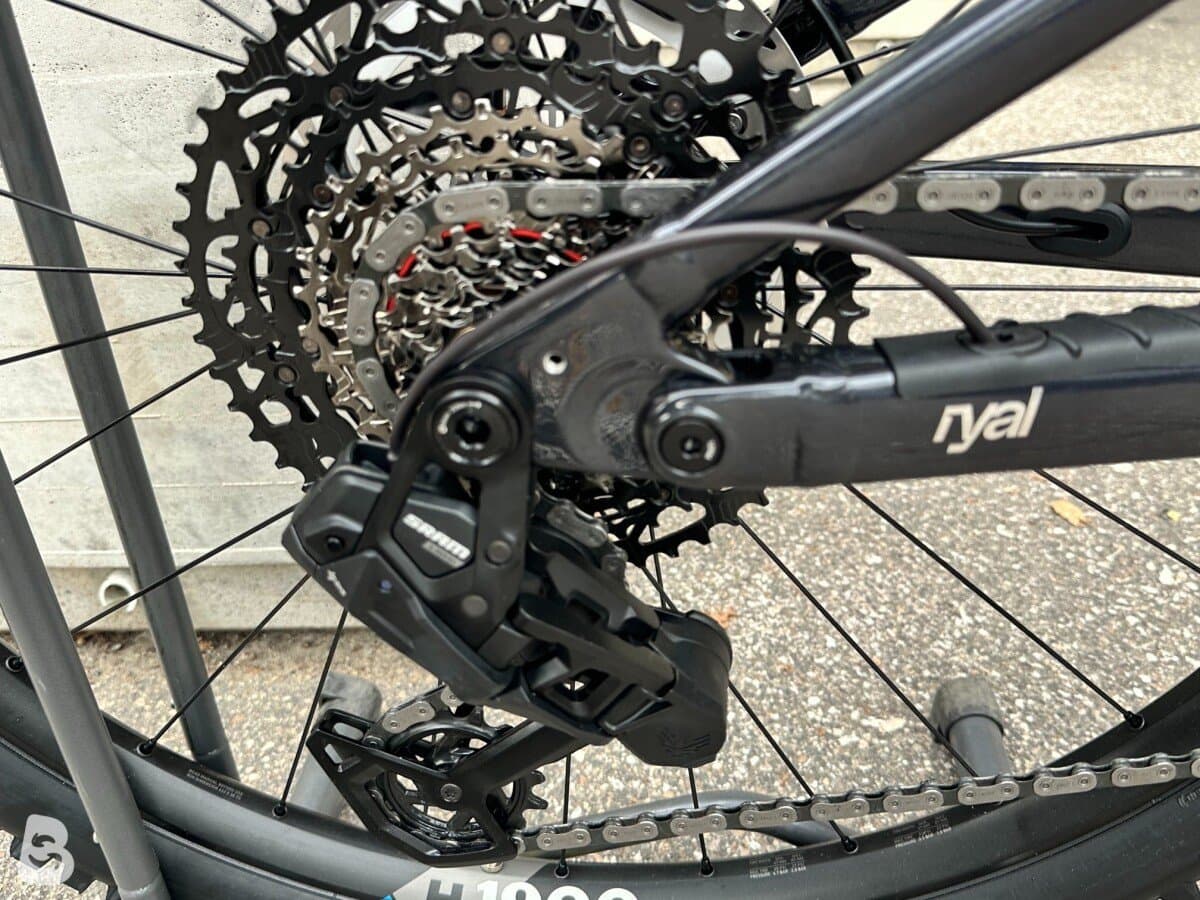 Megamo RYAL 03 AXS 2027 800wh 2027