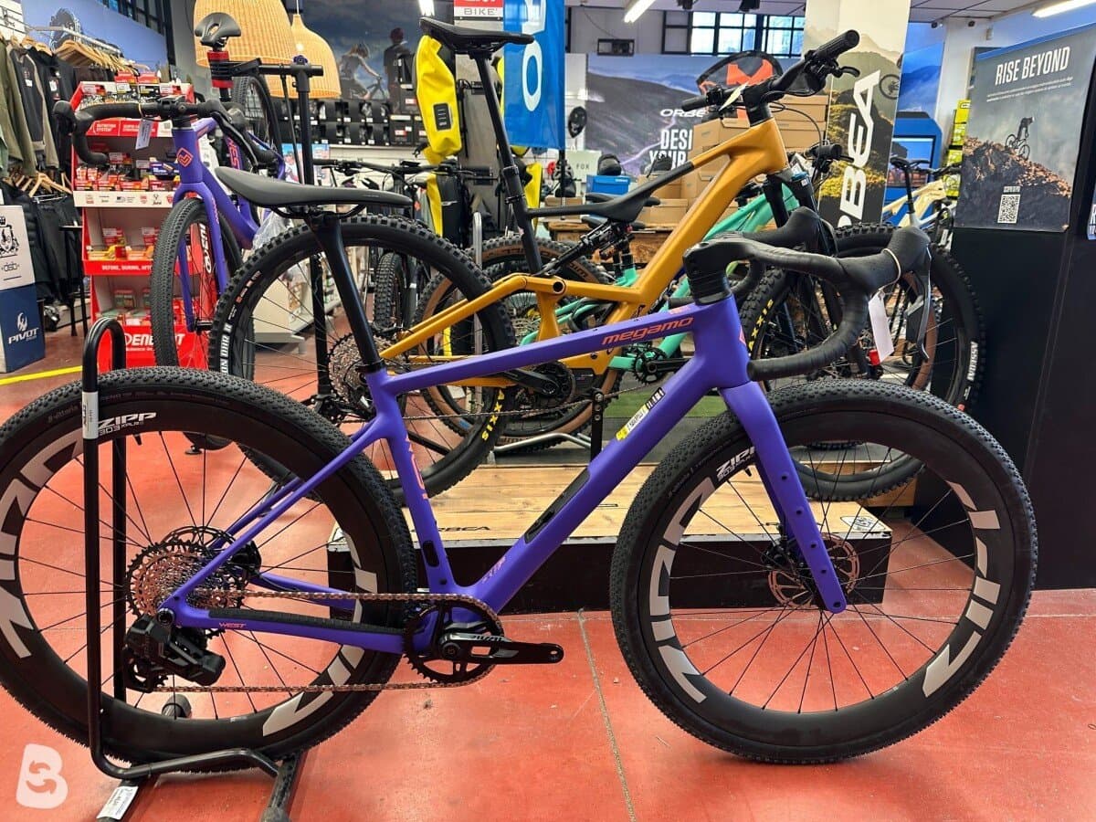 Megamo WEST 02 RIVAL XPLR AXS ruote ZIPP 303s XPLR 2026