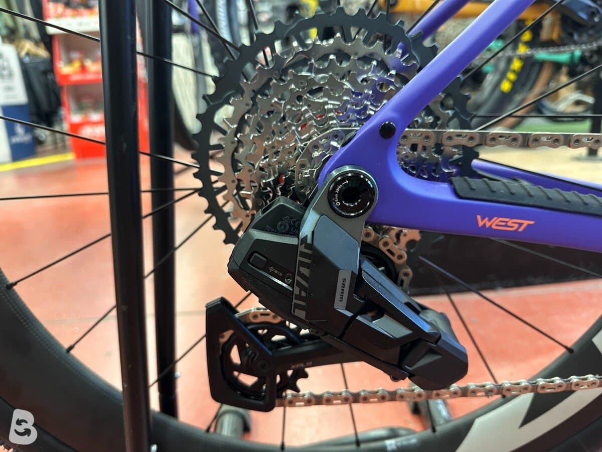 Megamo WEST 02 RIVAL XPLR AXS ruote ZIPP 303s XPLR 2026