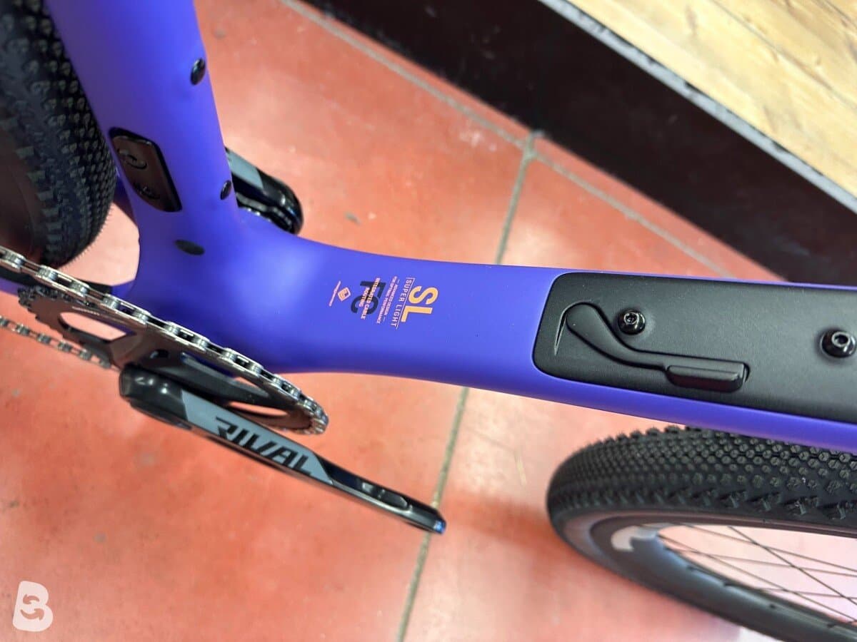 Megamo WEST 02 RIVAL XPLR AXS ruote ZIPP 303s XPLR 2026