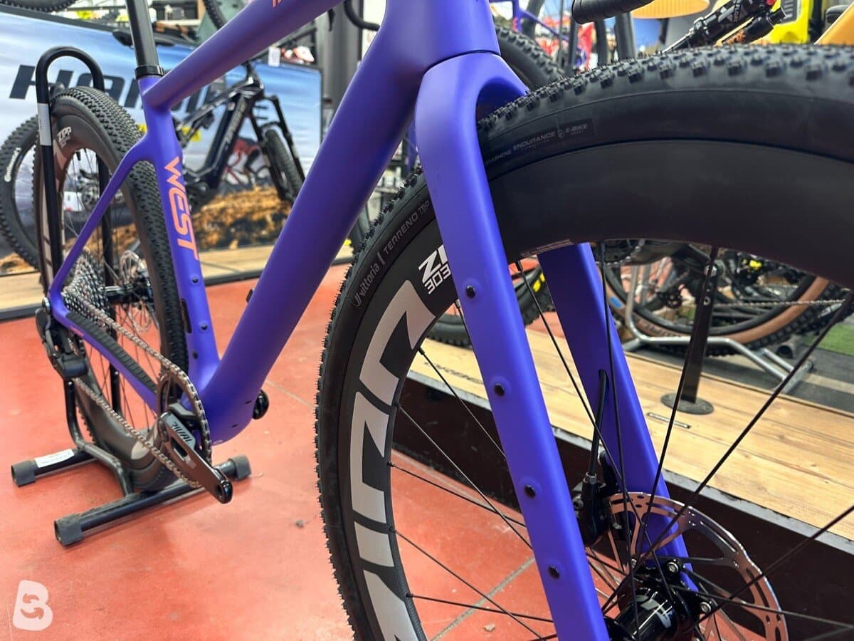 Megamo WEST 02 RIVAL XPLR AXS ruote ZIPP 303s XPLR 2026