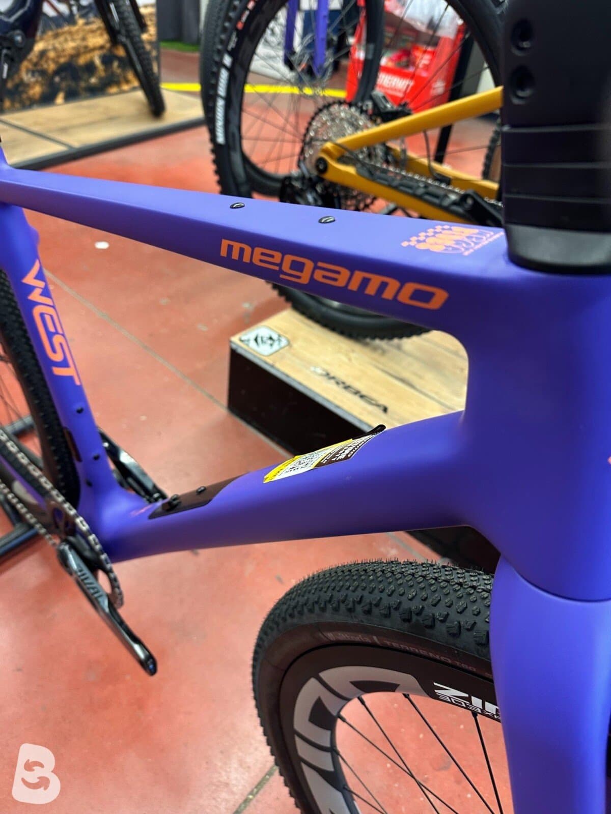 Megamo WEST 02 RIVAL XPLR AXS ruote ZIPP 303s XPLR 2026