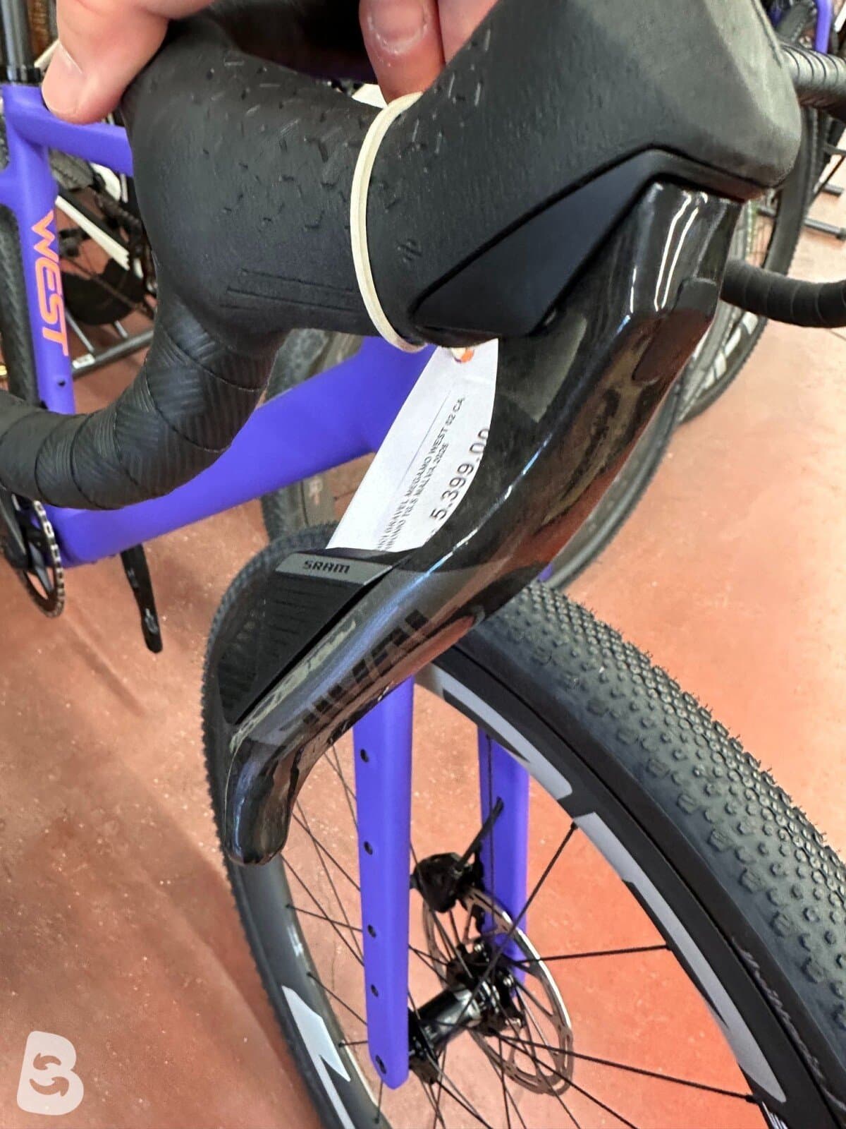 Megamo WEST 02 RIVAL XPLR AXS ruote ZIPP 303s XPLR 2026